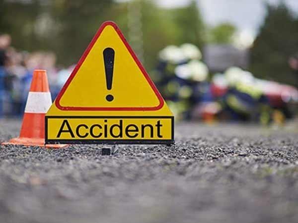 21 policemen returning from MP's Chhindwara election duty injured after bus collides with truck